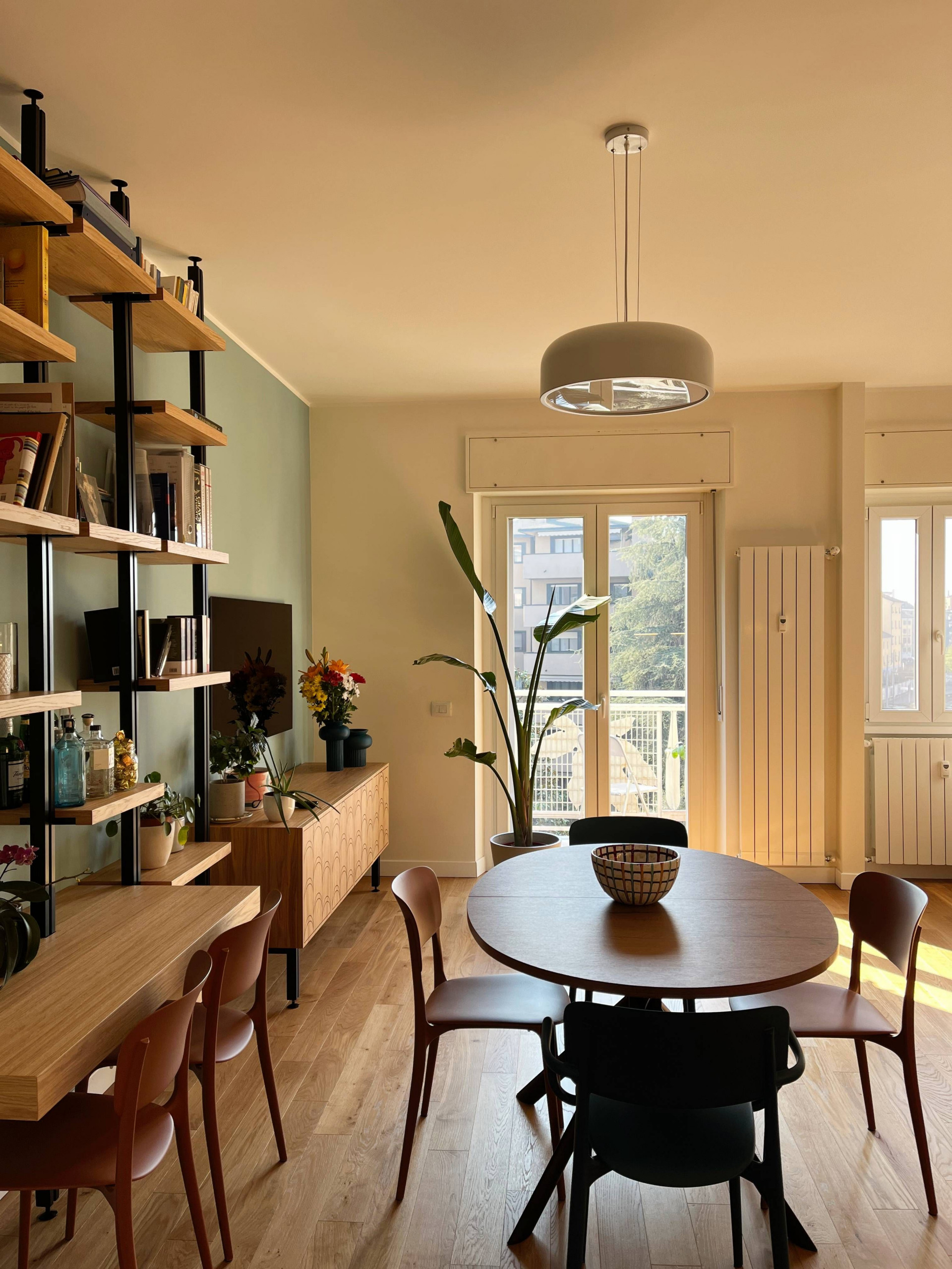 VIA SAVONA | Soggiorno con libreria