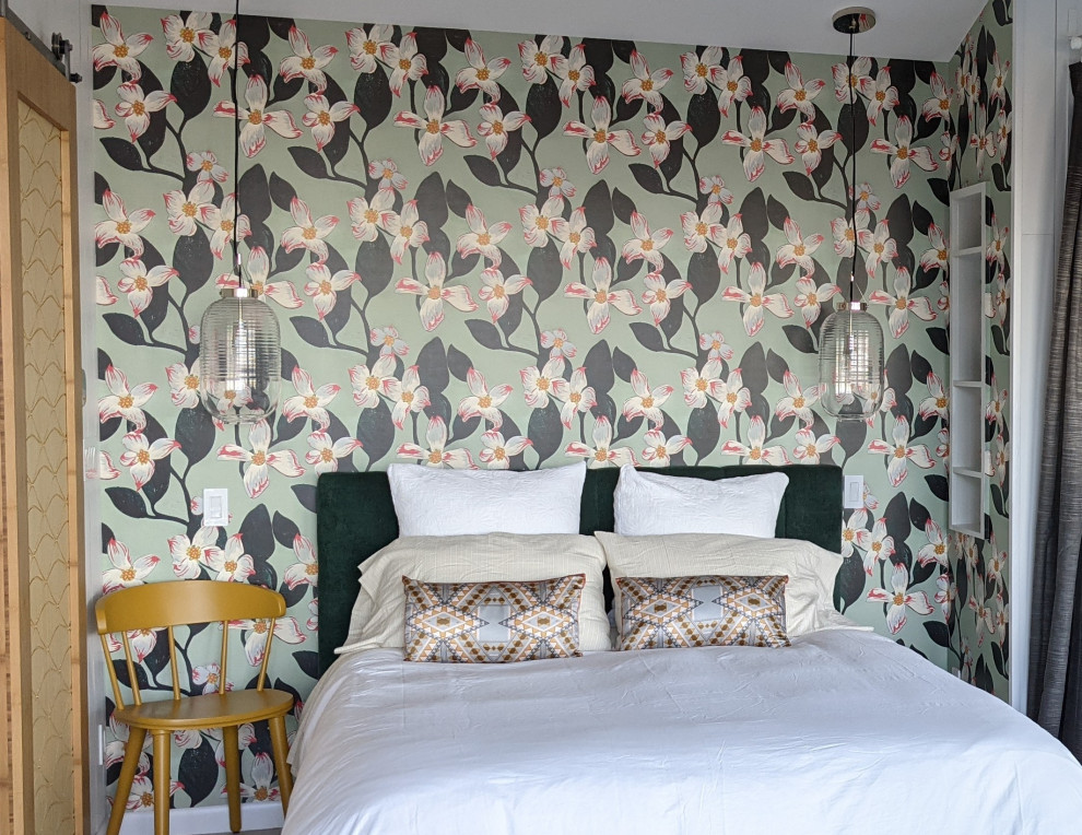 Cette image montre une petite chambre d'amis vintage avec un mur vert, un sol en liège, un sol blanc, un plafond voûté et du papier peint.
