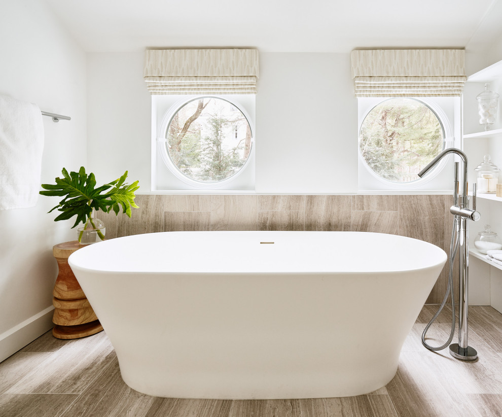 Mittelgroßes Modernes Badezimmer En Suite mit freistehender Badewanne, Duschbadewanne und braunem Holzboden in Boston