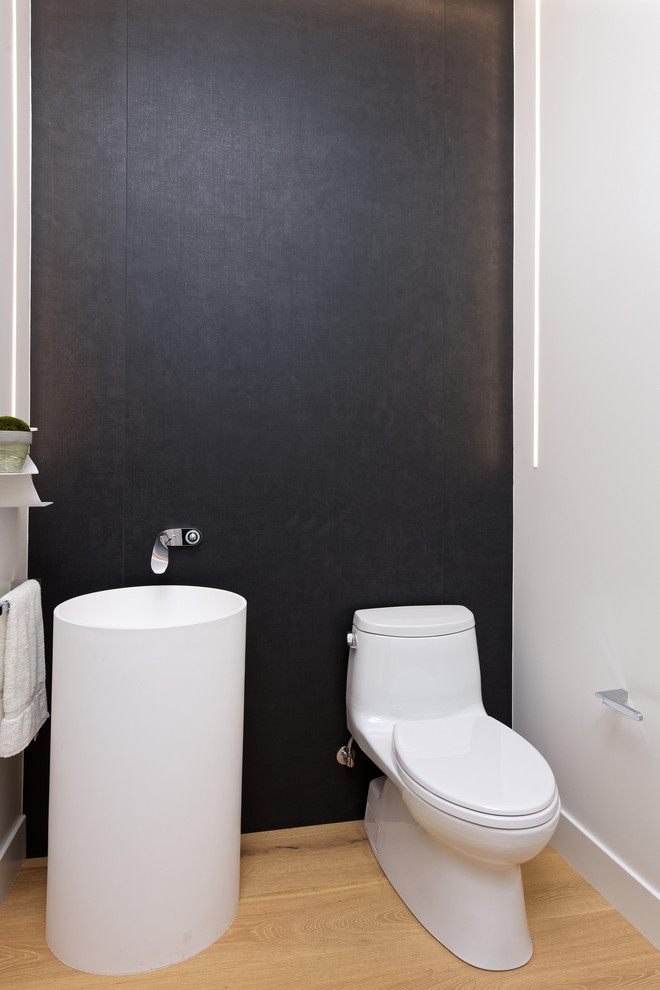 Inspiration pour un grand WC et toilettes minimaliste avec des portes de placard blanches, parquet clair et un sol beige.