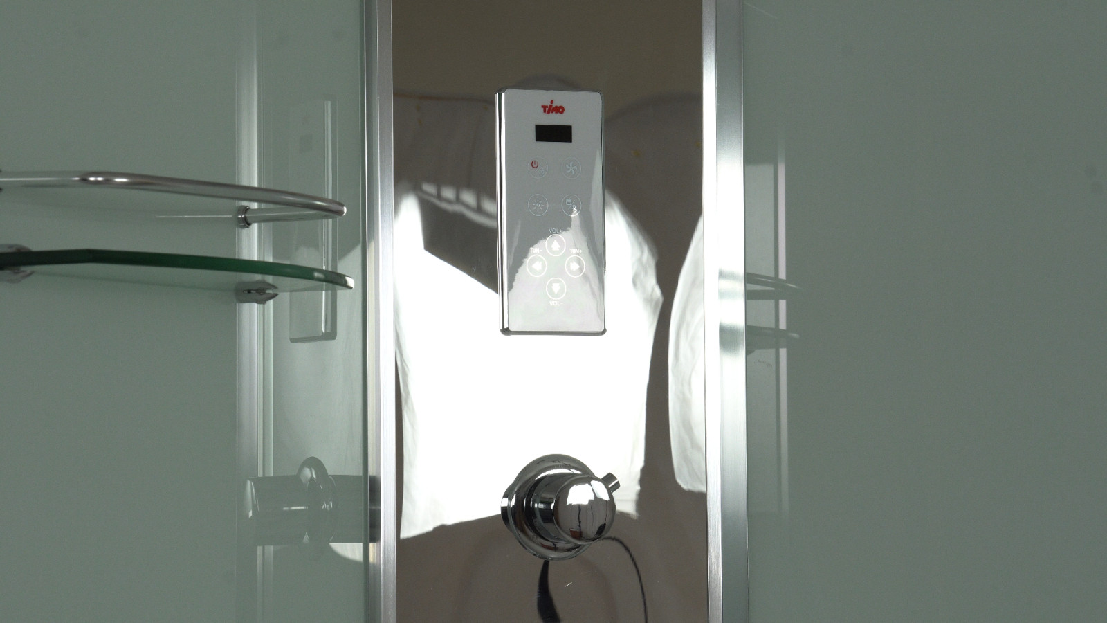 Душевая кабина TIMO коллекции Comfort в интерьере ванной комнаты