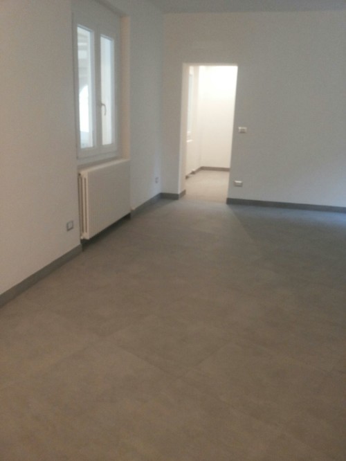 Gres porcellanato effetto cemento o parquet ? Un pavimento di cemento o legno