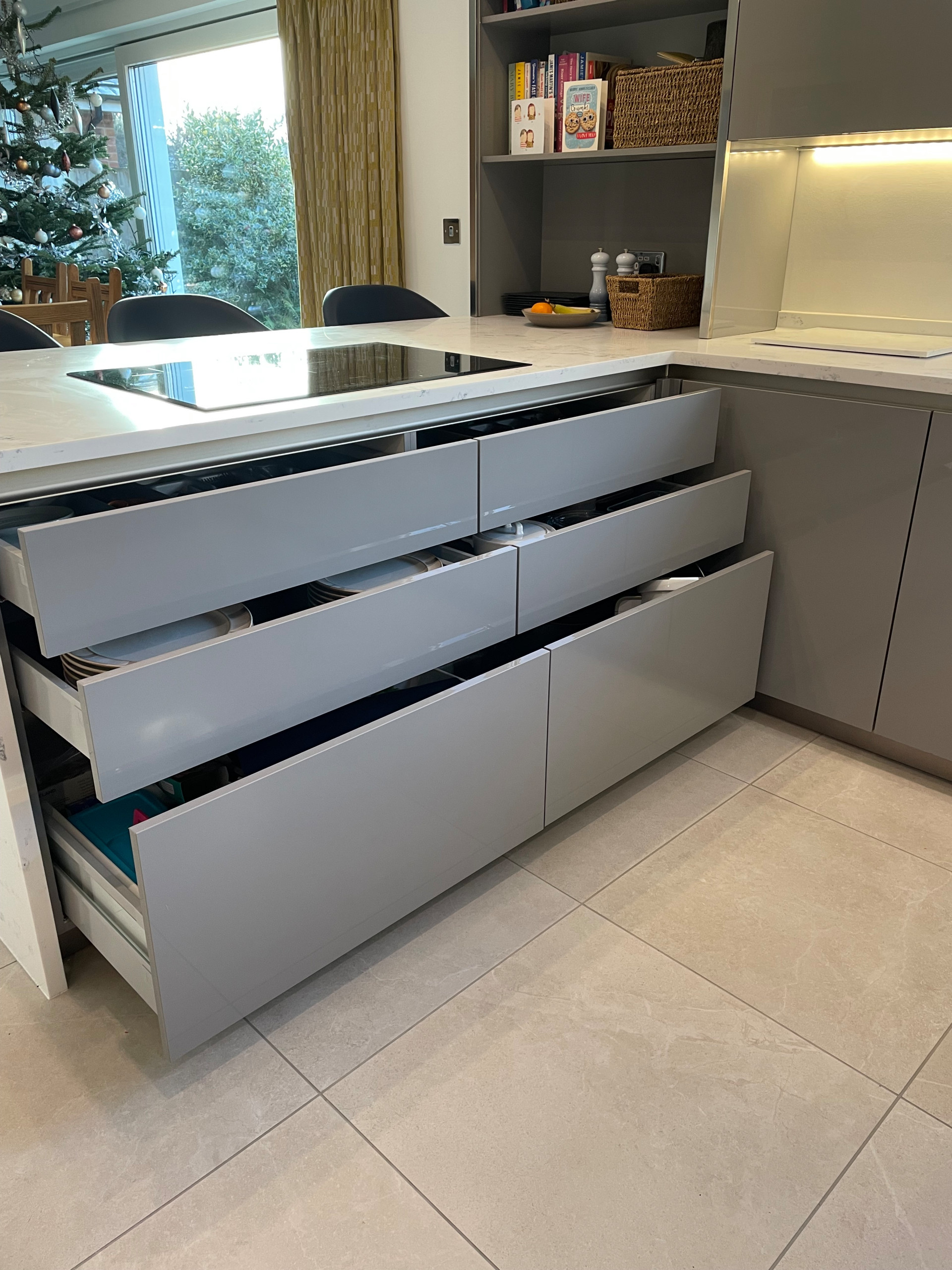 High Gloss Gravel Handleless Kitchen with White and Grey Solid Surface Tops