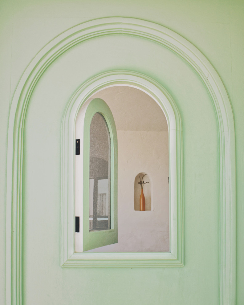 Пример оригинального дизайна: прихожая в средиземноморском стиле с одностворчатой входной дверью и зеленой входной дверью