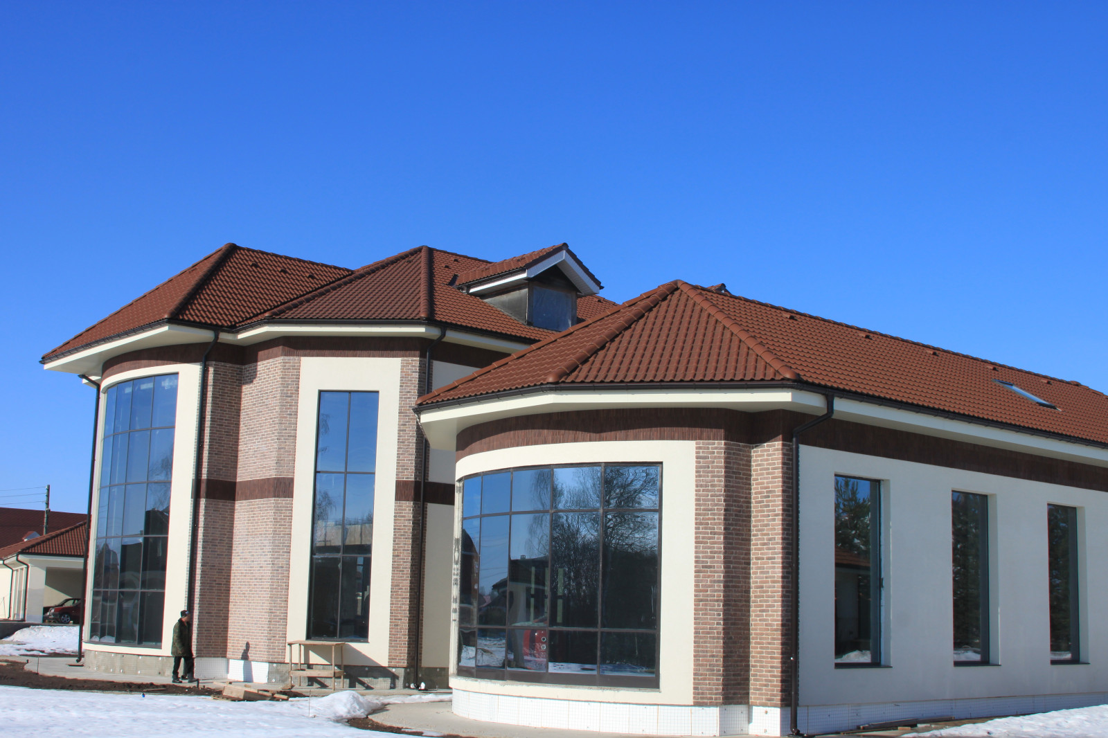 Двухэтажный дом с пристроенным бассейном