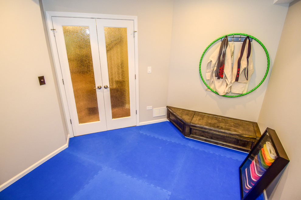 Small transitional home gym photo in Chicago