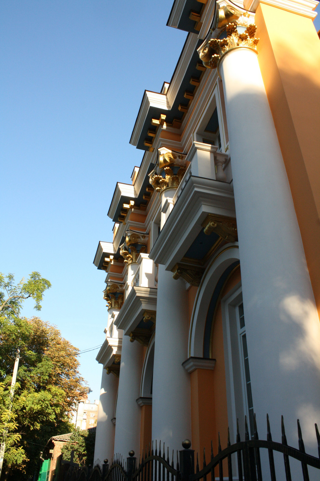 Классический особняк в городской застройке