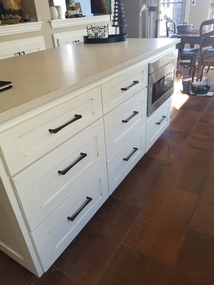 Transitional kitchen photo in Dallas
