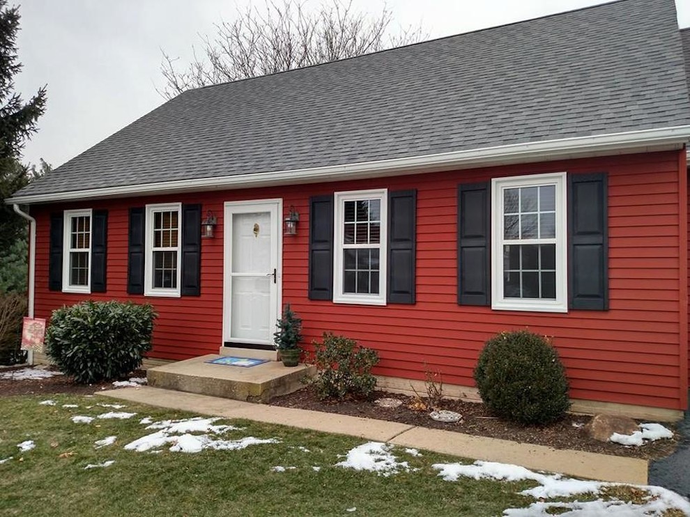 Mid-sized transitional red one-story vinyl exterior home idea