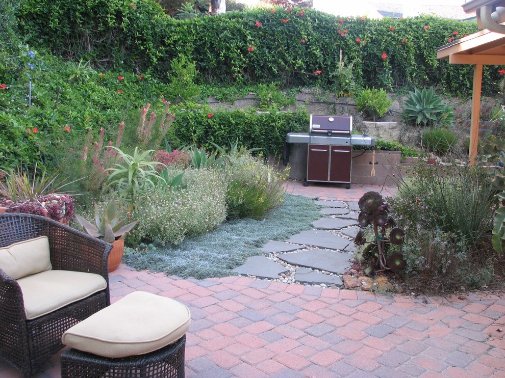 Inspiration for a large contemporary backyard full sun xeriscape in Los Angeles with brick pavers.