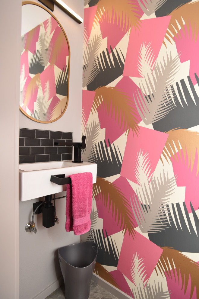 Ispirazione per un piccolo bagno di servizio minimalista con pareti rosa e lavabo sospeso
