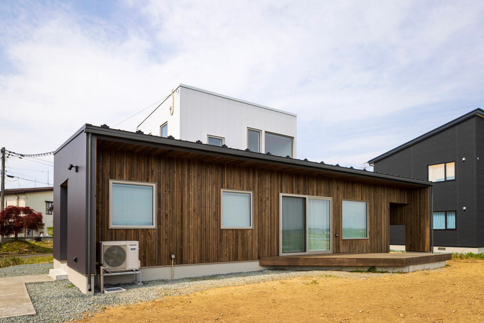 Свежая идея для дизайна: двухэтажный, деревянный частный загородный дом в стиле лофт с односкатной крышей, металлической крышей, белой крышей и отделкой доской с нащельником - отличное фото интерьера