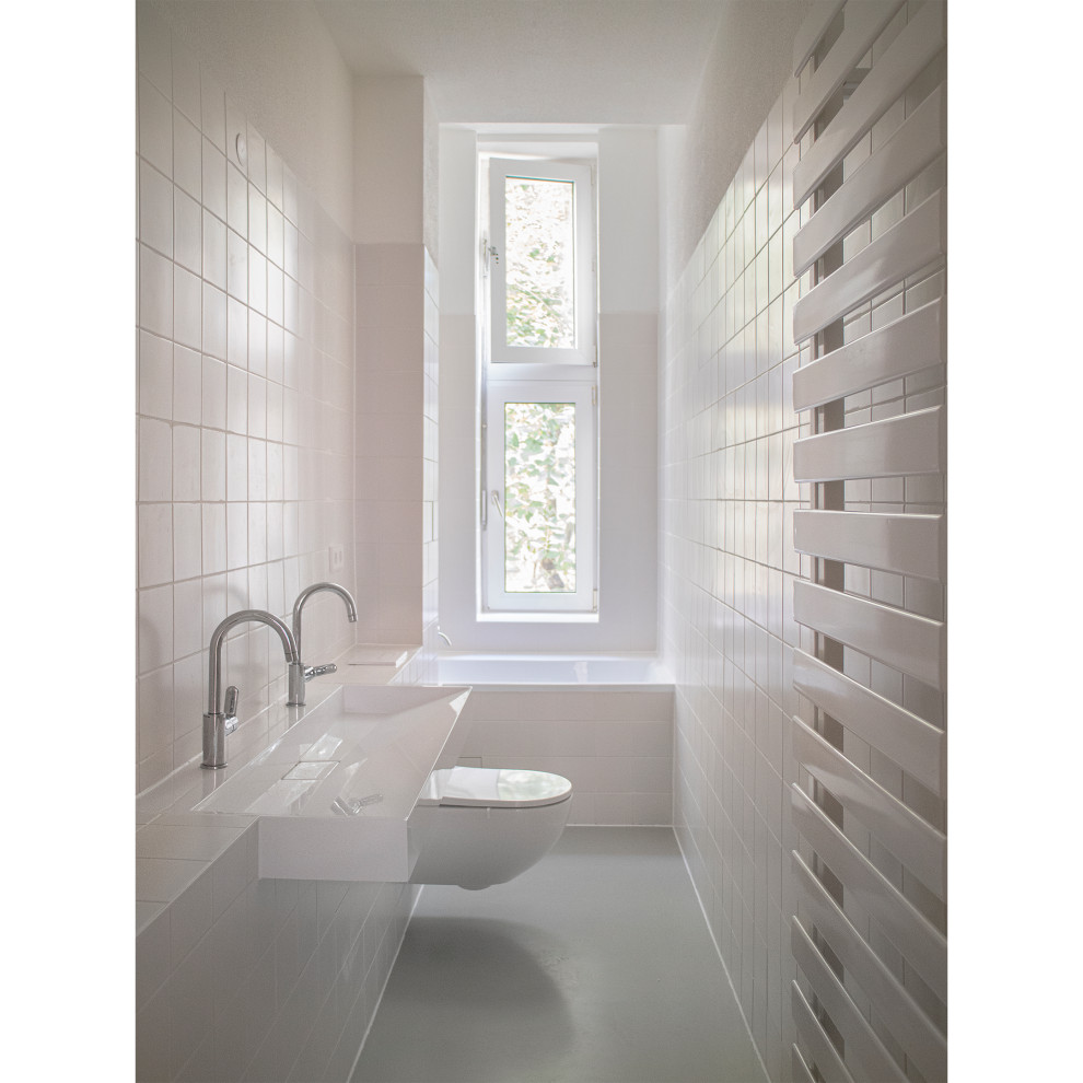 Kleines Modernes Badezimmer mit weißen Fliesen, weißer Wandfarbe, Einbauwaschbecken und eingebautem Waschtisch in Sonstige