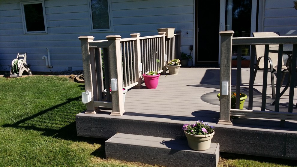 Inspiration for a mid-sized traditional backyard deck in Milwaukee with no cover.