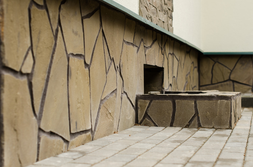 Применение камня песчаника-плитняка в облицовке фундамента дома