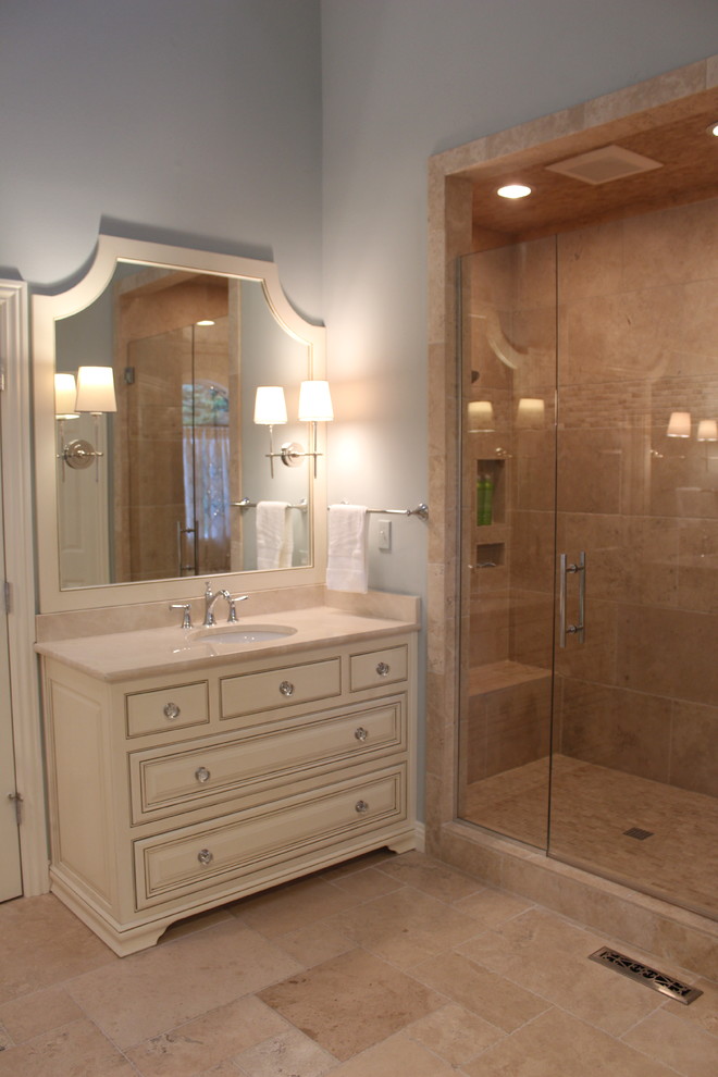 Ispirazione per una stanza da bagno padronale chic di medie dimensioni con vasca freestanding, doccia aperta, pareti blu e pavimento in travertino