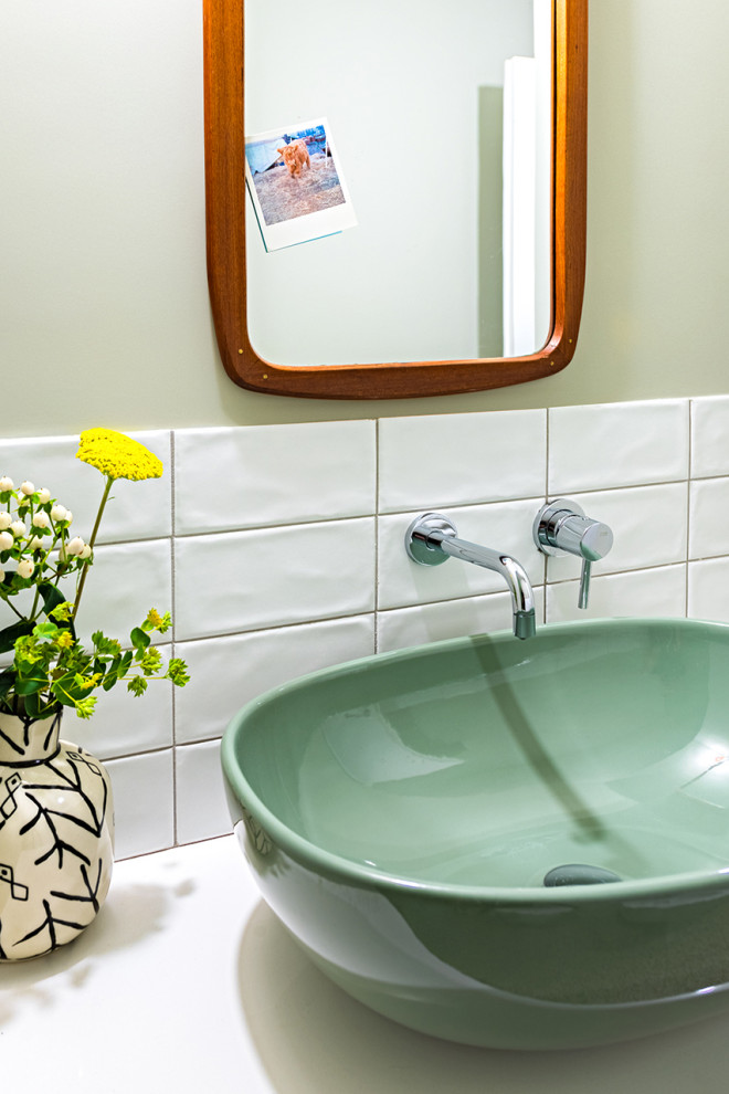 Inspiration pour un petit WC suspendu vintage avec un carrelage blanc, des carreaux de céramique, un mur vert, un sol en terrazzo, une vasque, un plan de toilette en quartz, un sol gris, un plan de toilette blanc et du papier peint.