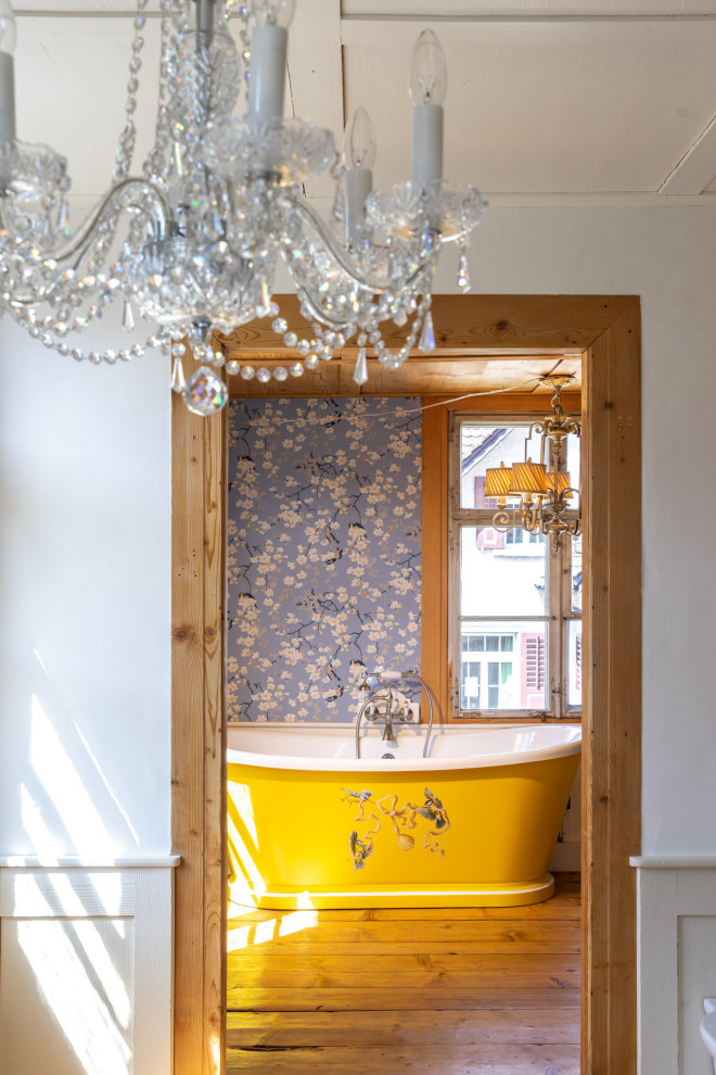 Inspiration för stora lantliga vitt badrum, med ett fristående badkar, blå väggar, ljust trägolv, ett nedsänkt handfat, träbänkskiva och brunt golv