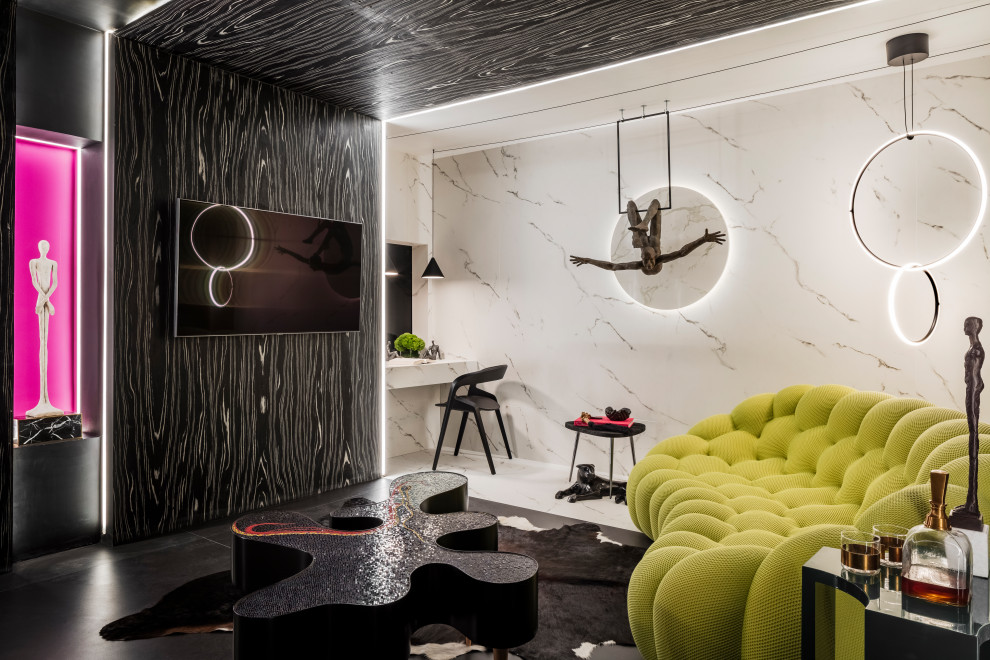 Cette image montre une petite salle de séjour design en bois fermée avec une salle de musique, un mur noir, un sol en marbre, aucune cheminée, un téléviseur fixé au mur, un sol noir et un plafond en bois.