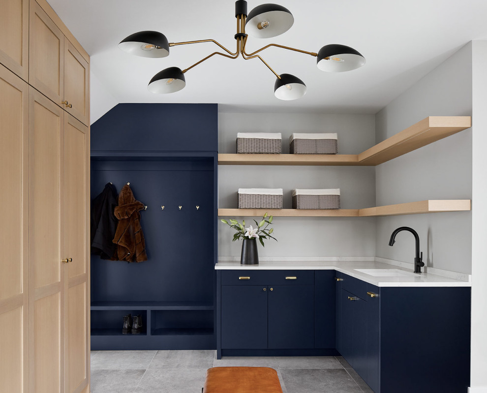 Источник вдохновения для домашнего уюта: большая гардеробная комната унисекс в стиле неоклассика (современная классика) с фасадами в стиле шейкер, синими фасадами, полом из керамогранита и серым полом