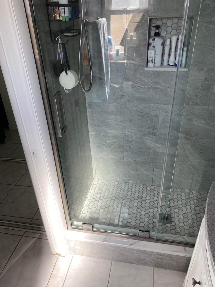 Esempio di una stanza da bagno per bambini moderna di medie dimensioni con doccia ad angolo, pareti grigie, pavimento con piastrelle a mosaico, pavimento grigio, porta doccia scorrevole e nicchia