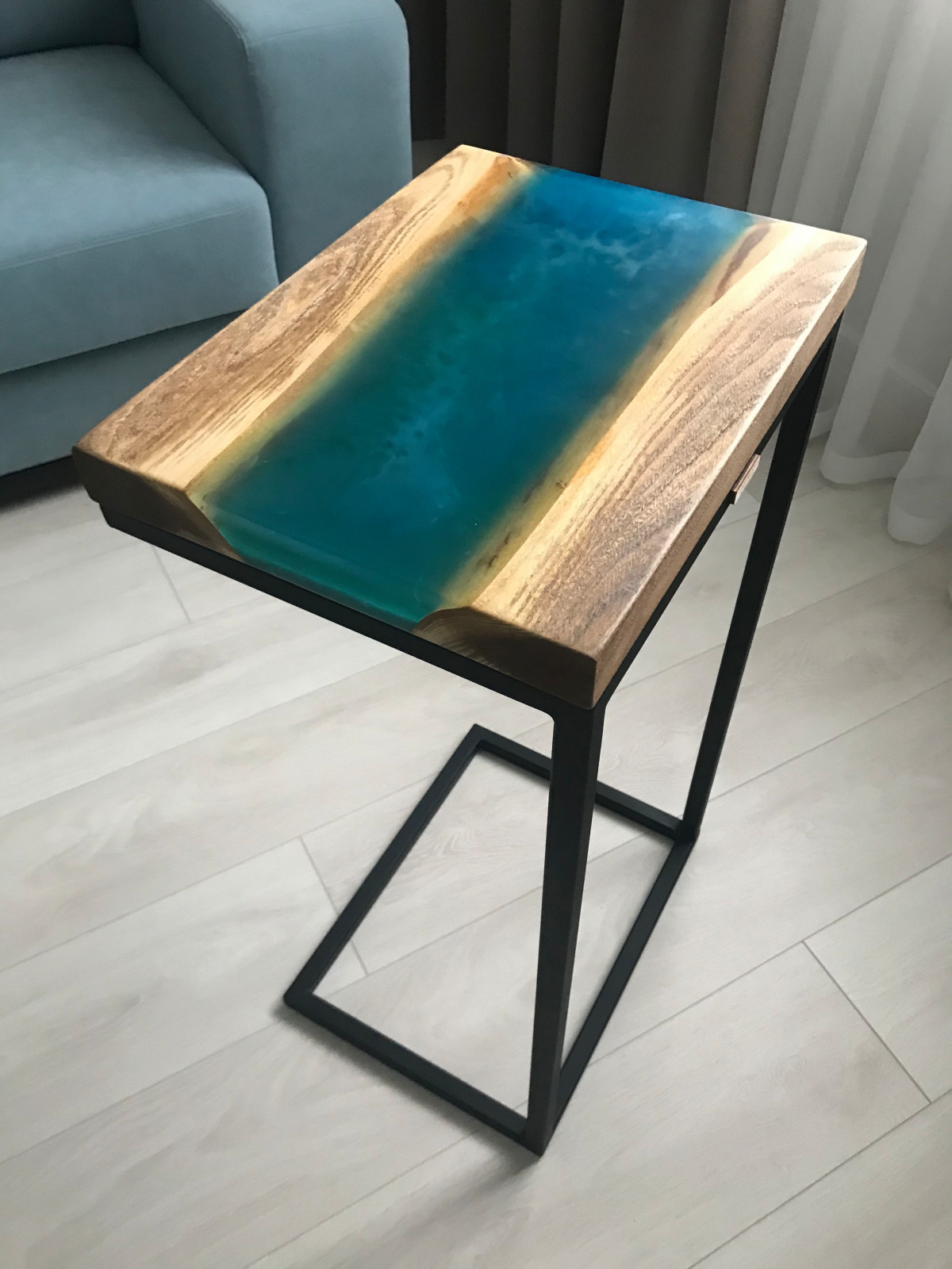 Прикроватный столик