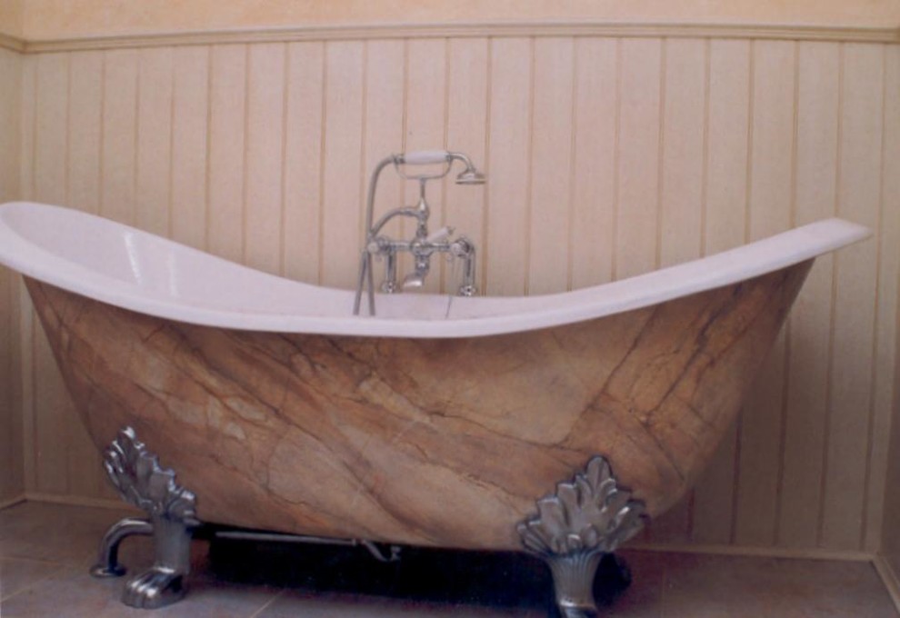 Bild på ett vintage badrum, med ett badkar med tassar