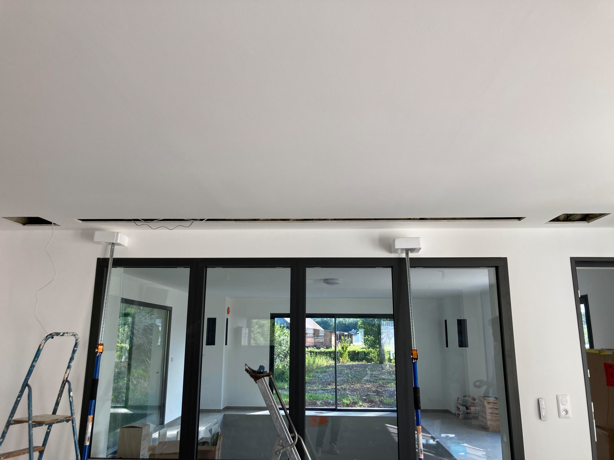 Installation d'un home cinéma avec projecteur