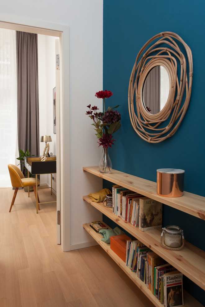 Mittelgroßer Stilmix Flur mit blauer Wandfarbe, hellem Holzboden und beigem Boden in Berlin