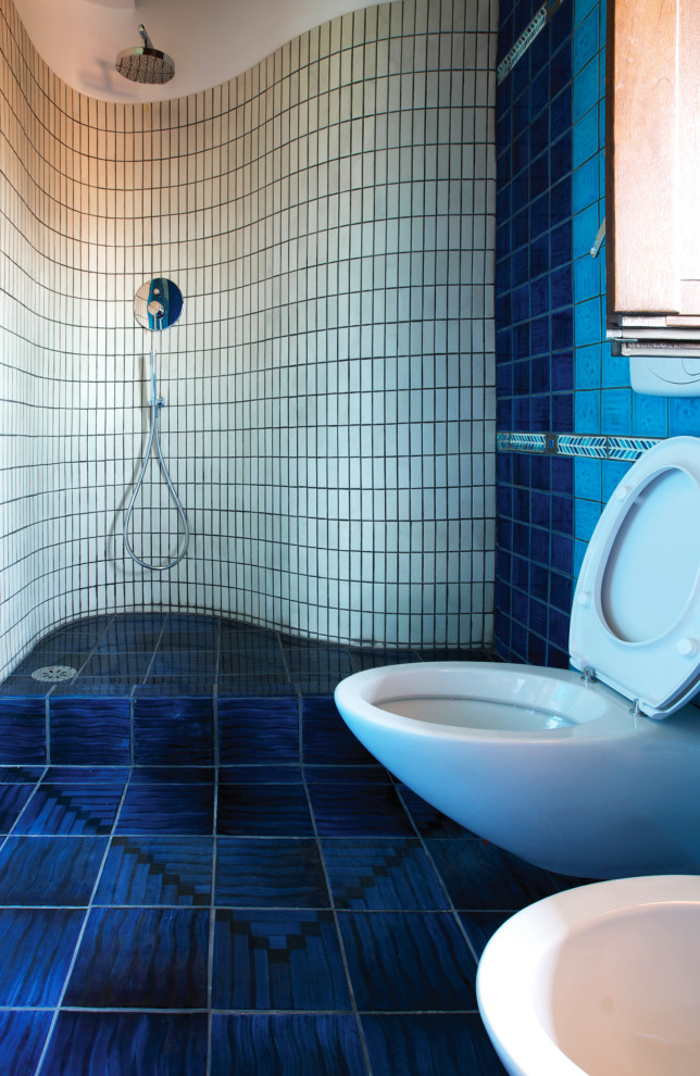 Inspiration för moderna blått badrum, med blå kakel, keramikplattor, klinkergolv i keramik, kaklad bänkskiva och blått golv