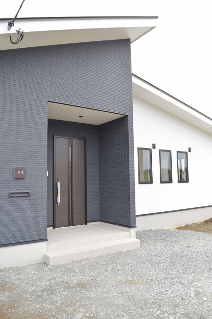 モノトーンのお洒落和風な平屋建て japanisch-eingang