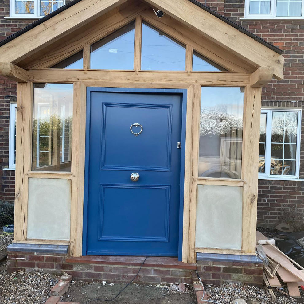 Große Klassische Haustür mit Einzeltür und blauer Haustür in Essex