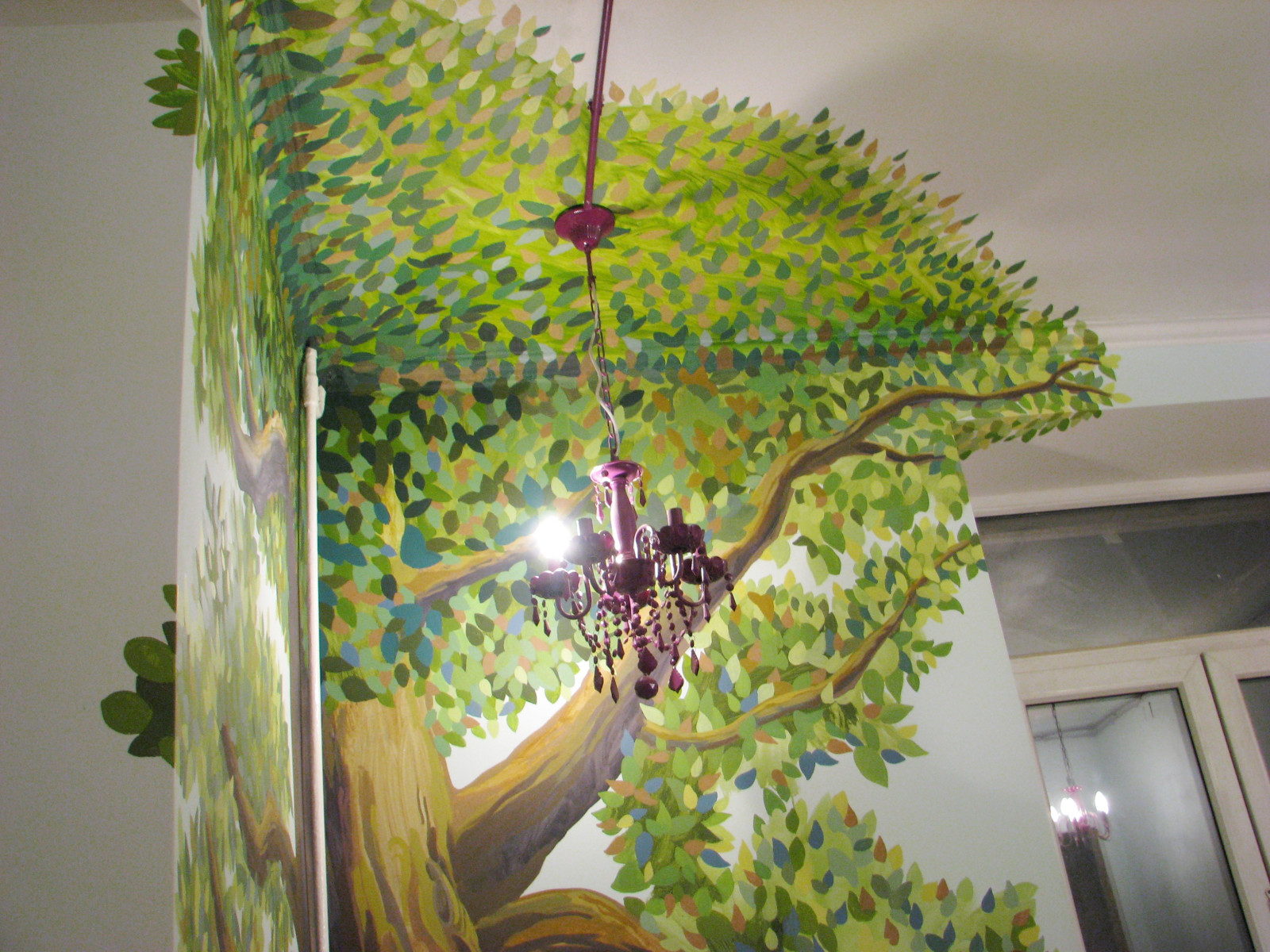 Роспись в детской. Дерево.