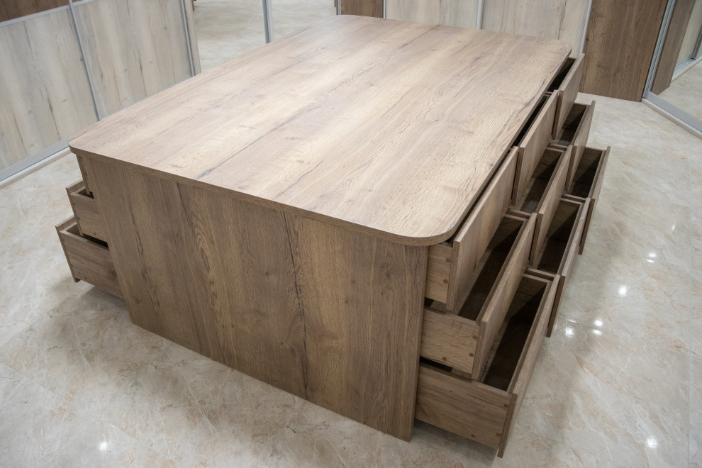 Гардеробная комната на цокольном этаже