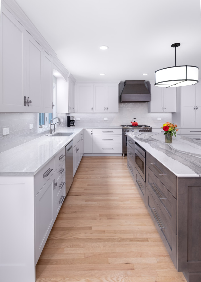 Mid-sized transitional kitchen photo in Chicago