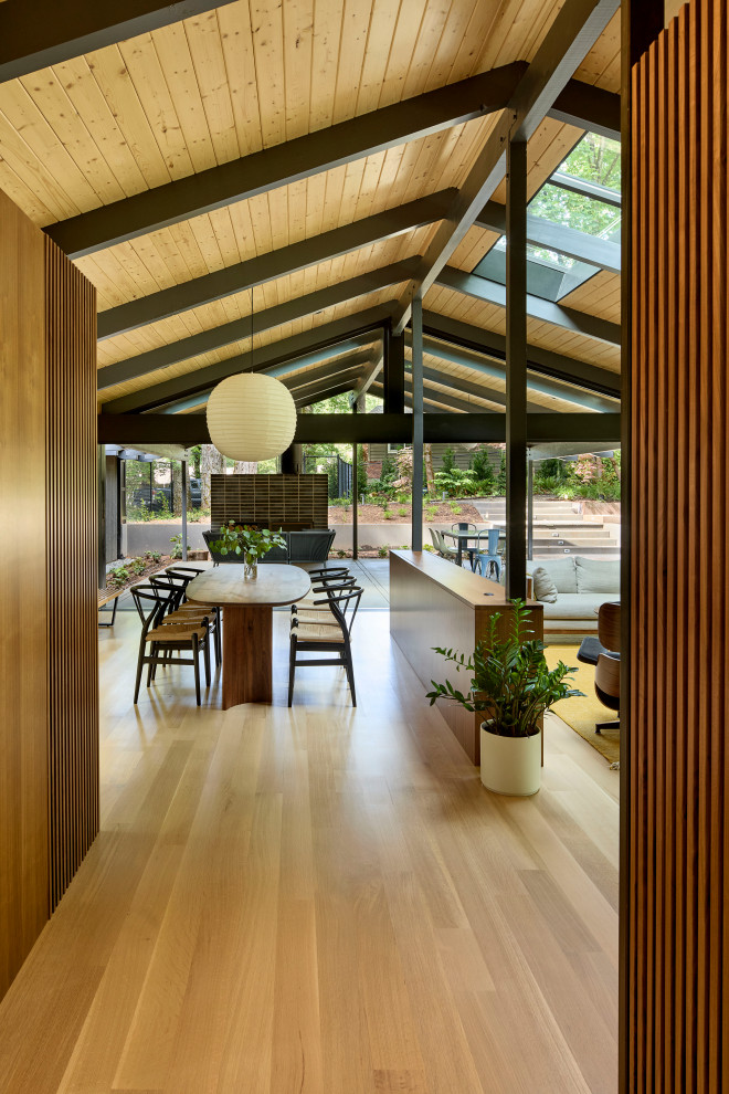 Retro Wohnküche mit hellem Holzboden und freigelegten Dachbalken in Portland