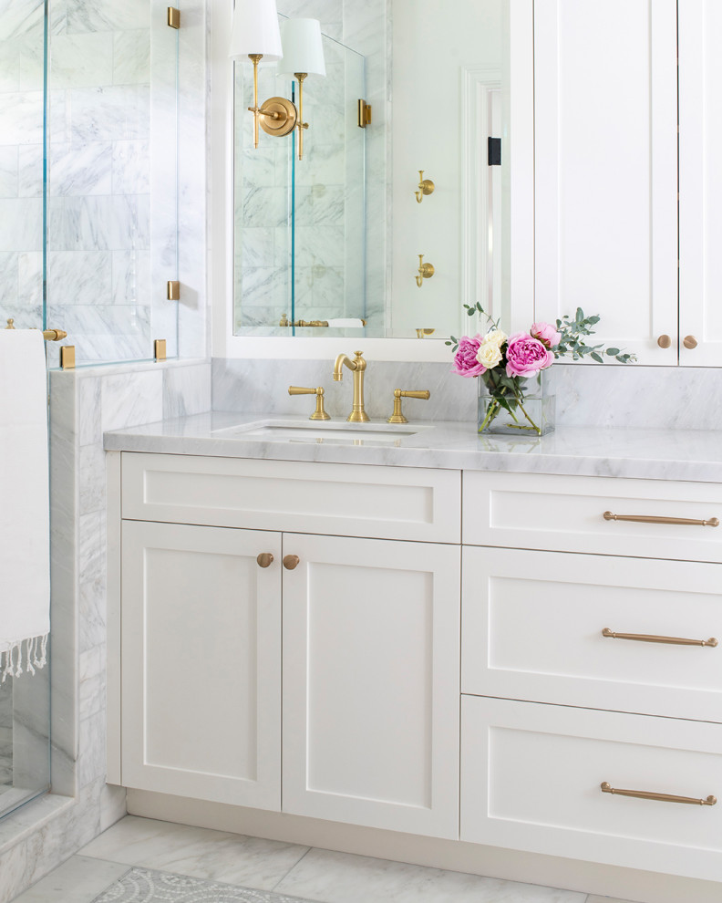 Ejemplo de cuarto de baño único costero pequeño con puertas de armario grises, baldosas y/o azulejos blancos, baldosas y/o azulejos de cerámica, lavabo bajoencimera y encimeras blancas