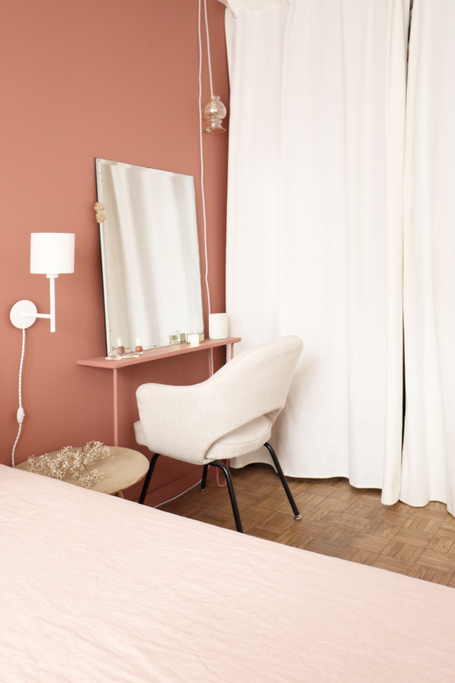 Idee per una camera matrimoniale bohémian di medie dimensioni con pareti rosa e pavimento in legno massello medio