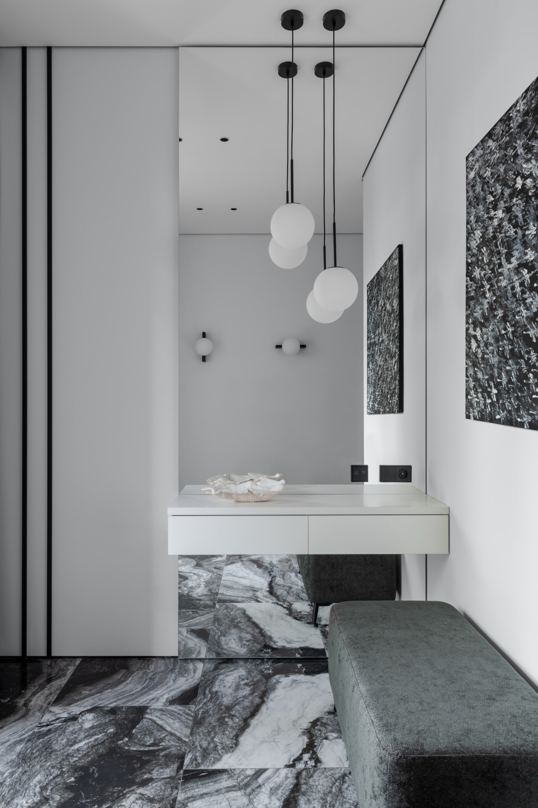 Частный дом в черно-белом цвете