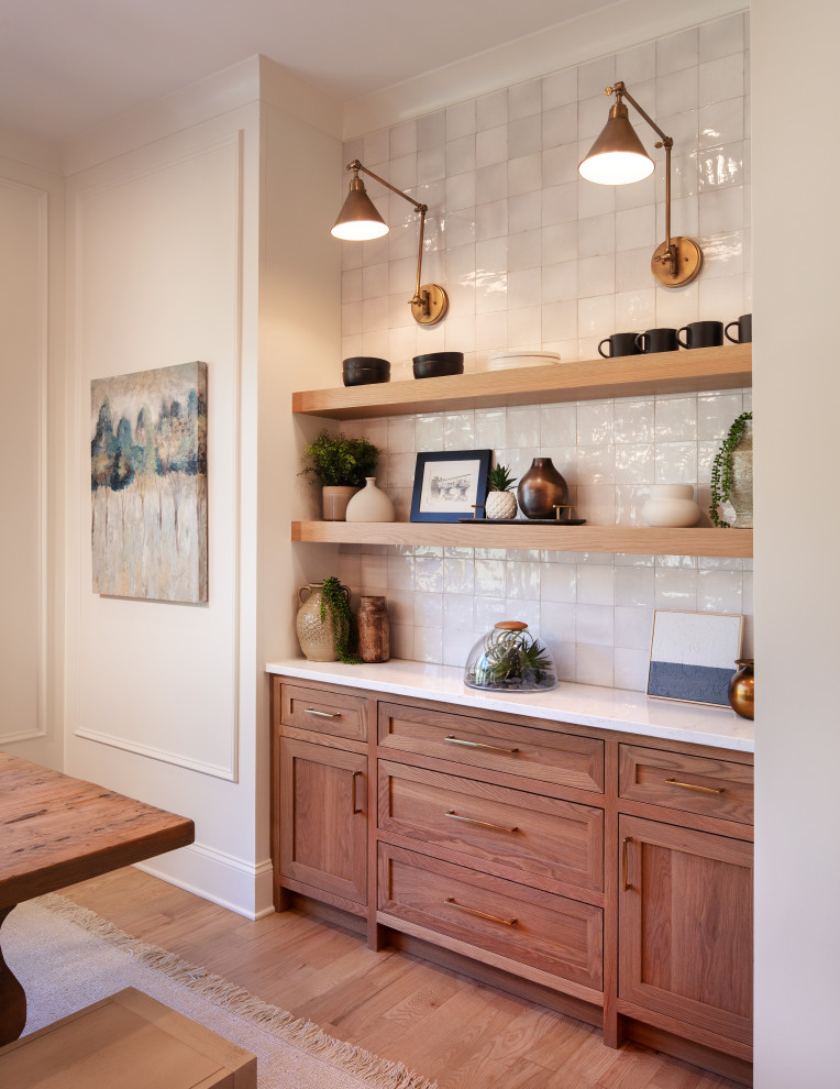Свежая идея для дизайна: кухня-столовая среднего размера в стиле неоклассика (современная классика) с белыми стенами, светлым паркетным полом, коричневым полом и панелями на части стены - отличное фото интерьера