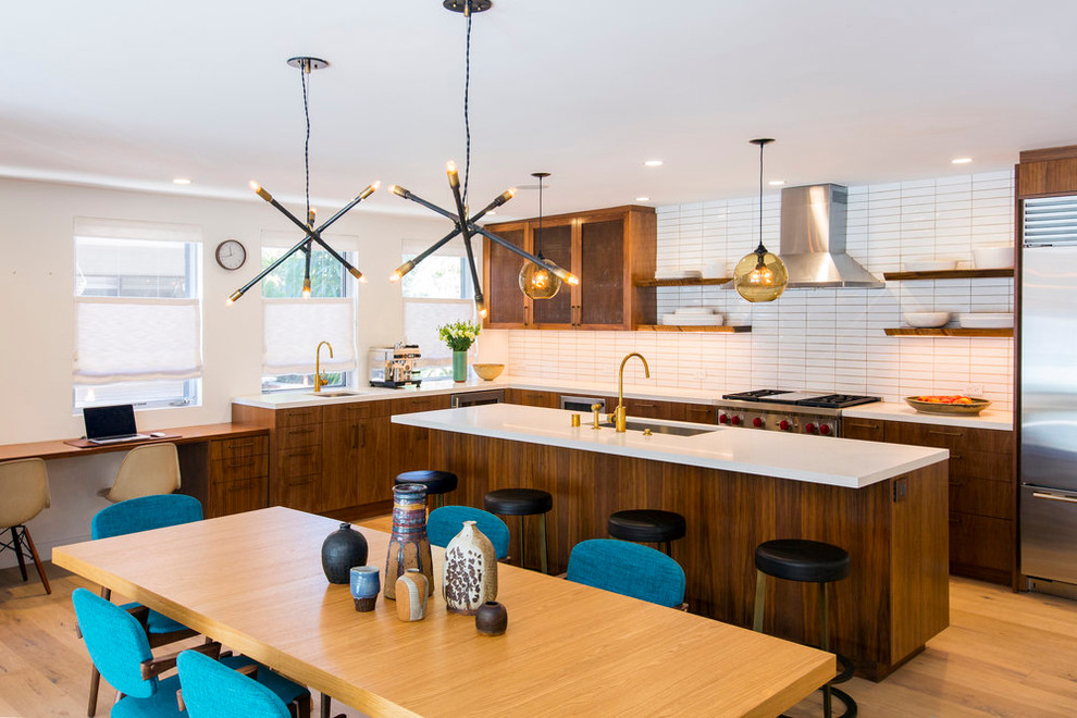 Midcentury l-shaped eat-in kitchen in Los Angeles with an undermount sink, flat-panel cabinets, dark wood cabinets, white splashback, medium hardwood floors, with island and beige floor.