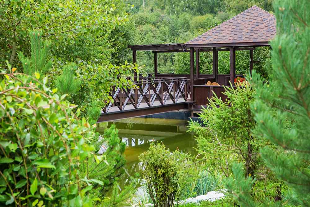 Садовые дорожки и беседка