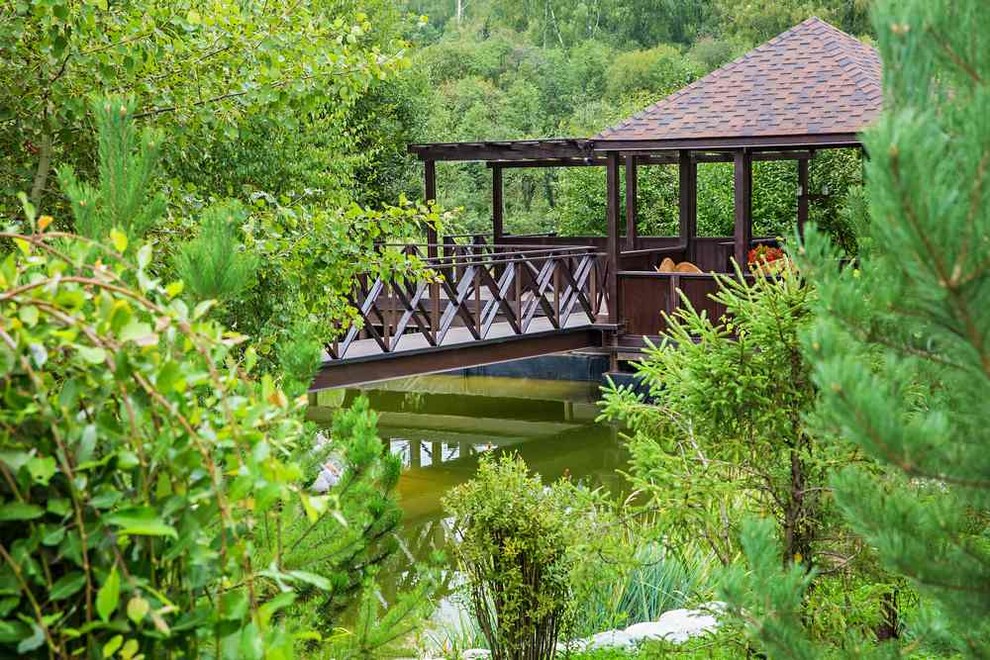 Садовые дорожки и беседка