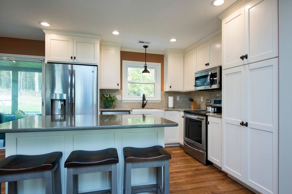 Transitional kitchen photo in Columbus