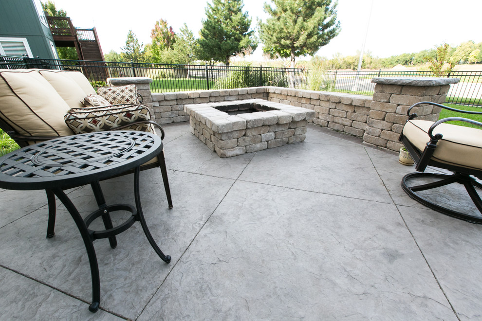 Photo of a traditional patio in Kansas City.
