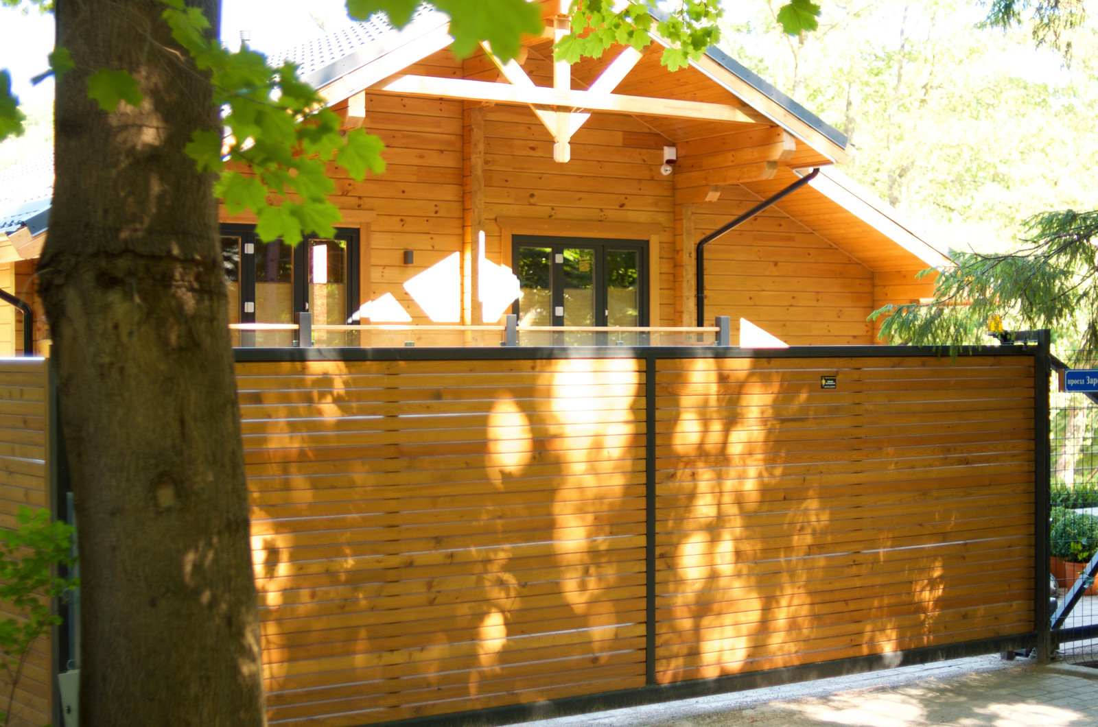 Стильный горизонтальный забор из лиственницы
