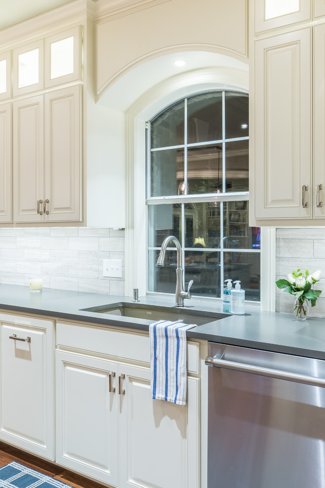 Transitional home design photo in Austin