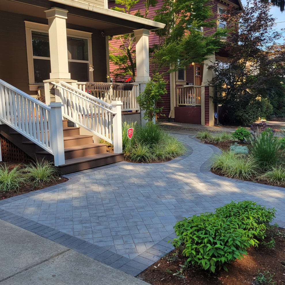 Kleiner, Halbschattiger Klassischer Vorgarten im Sommer mit Gehweg und Betonboden in Portland