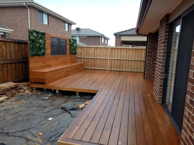 Spotted Gum decking, bench and screen wall trendy-terrasse