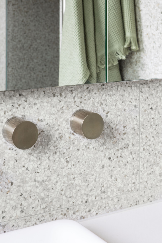 This is an example of a contemporary bathroom in Melbourne.